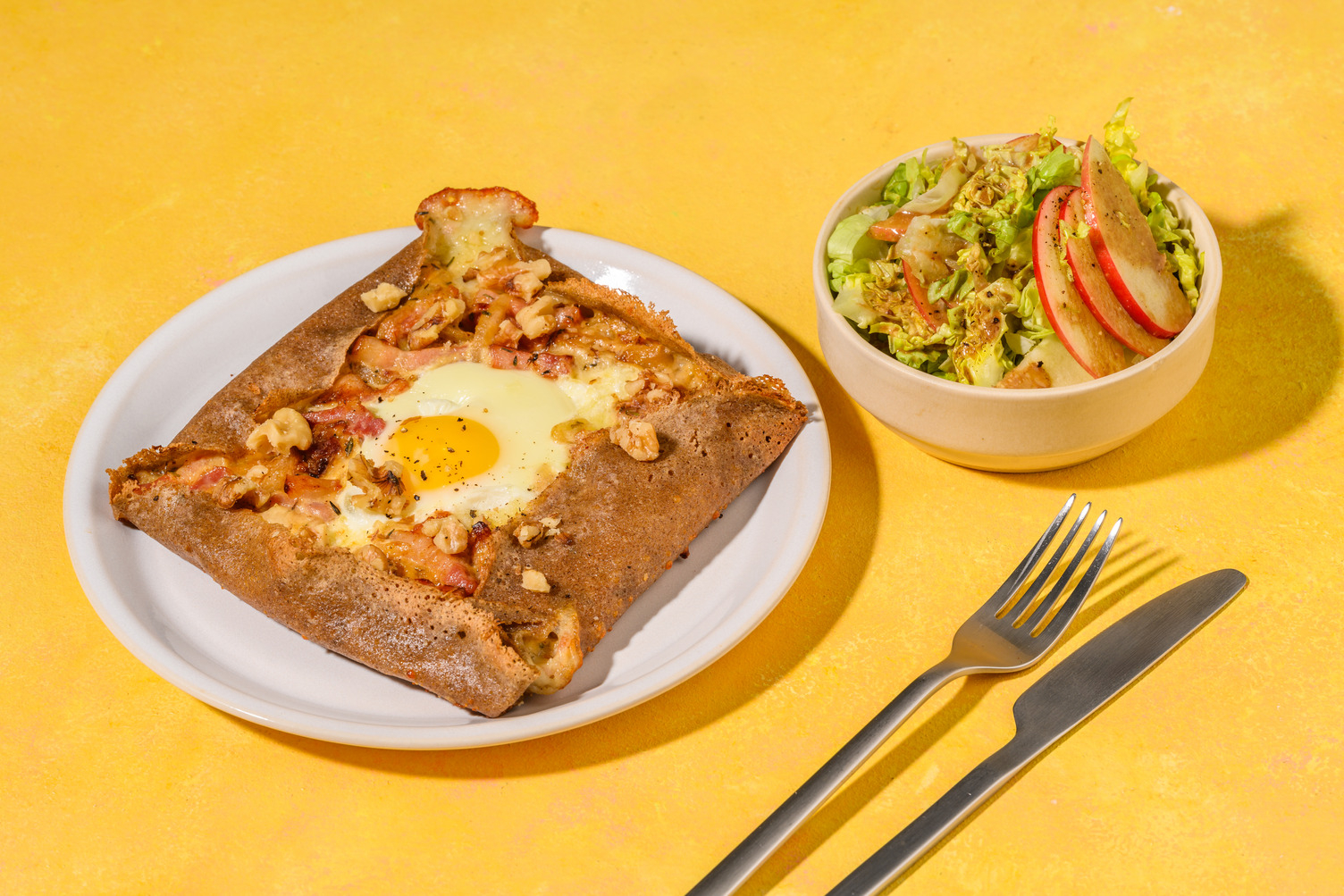 Galette express chèvre, lardons & œuf