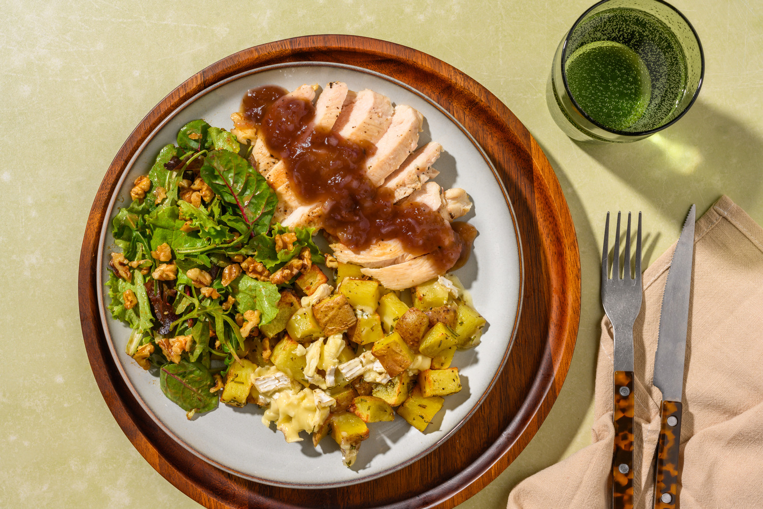 Poulet poêlé sauce figue & salade de noix