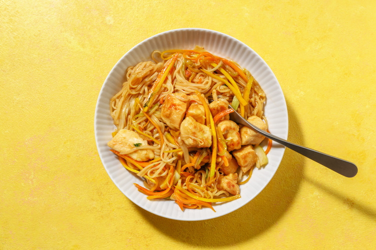 Nouilles de riz, poulet & légumes sautés