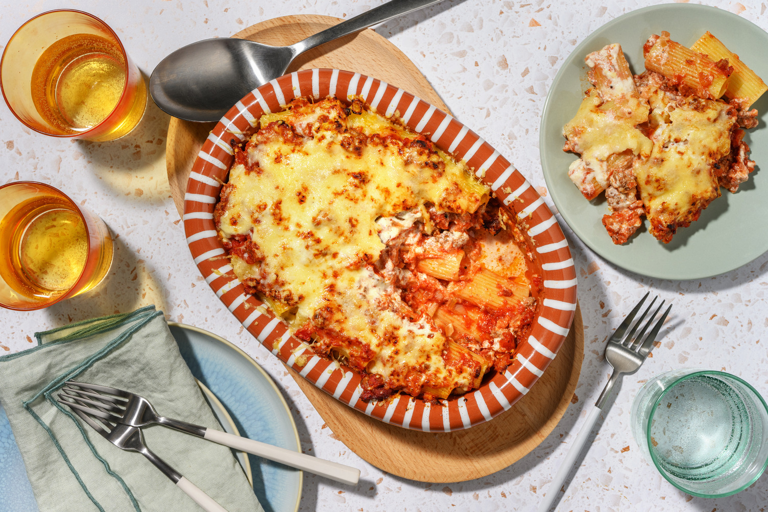 Macarrones al cardenal con butifarra