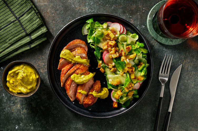 Magret de pato con aguacate con un toque de ponzu