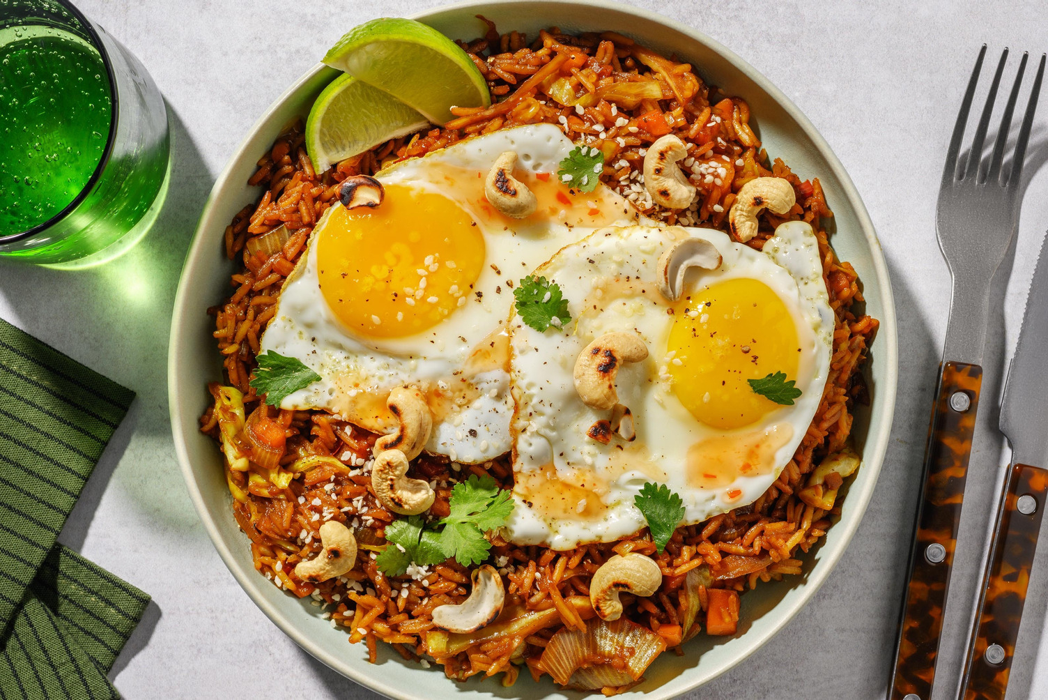 Curry-rijstbowl met zoete-pittige chilisaus en gebakken ei