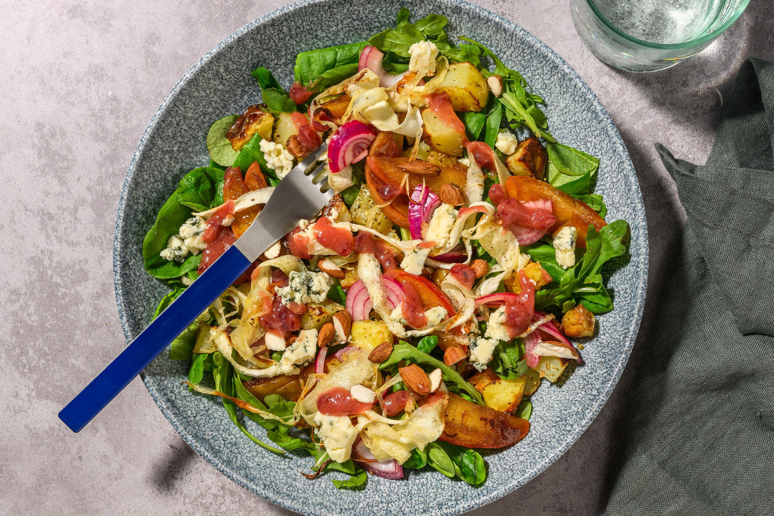 Salade au bleu et pomme caramélisée en vinaigrette aux cranberries