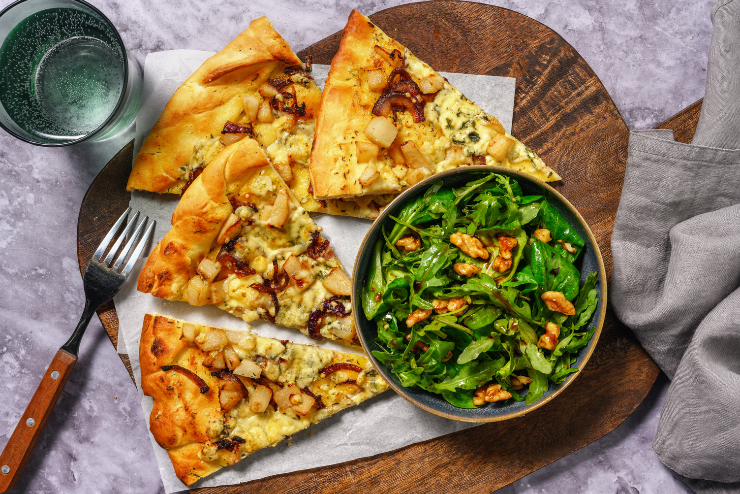 Pizza au bleu, poires & oignons confits