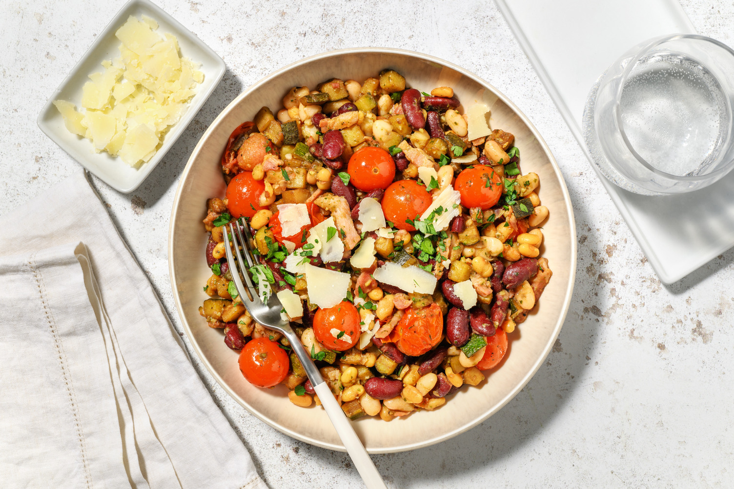 Bean Bowl à la courgette, lardons & pesto