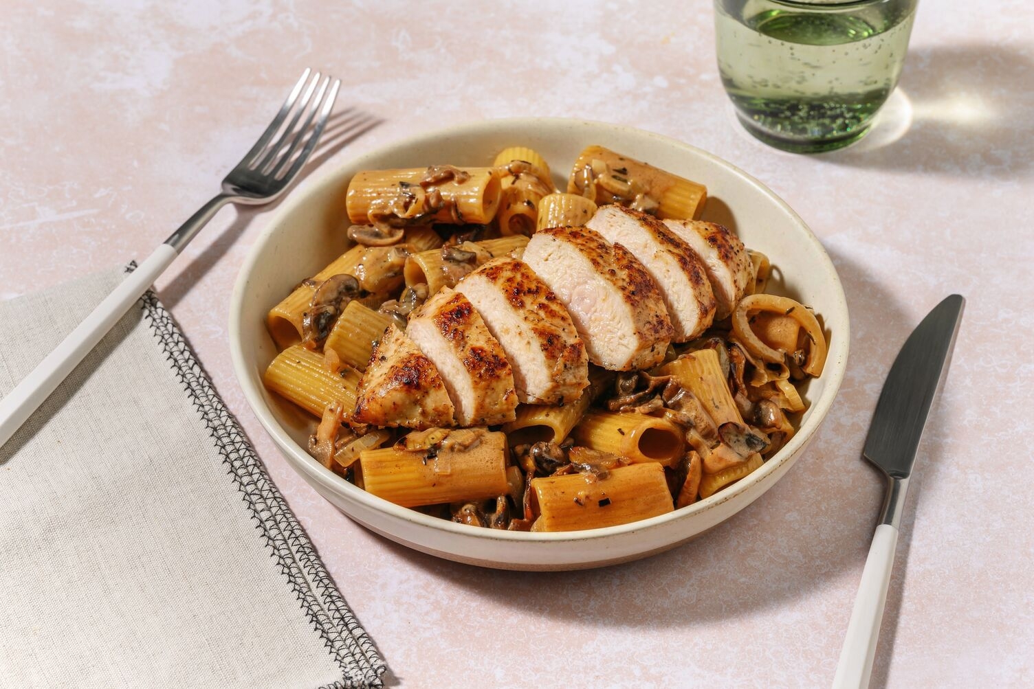 Poulet grillé & rigatoni sauce forestière