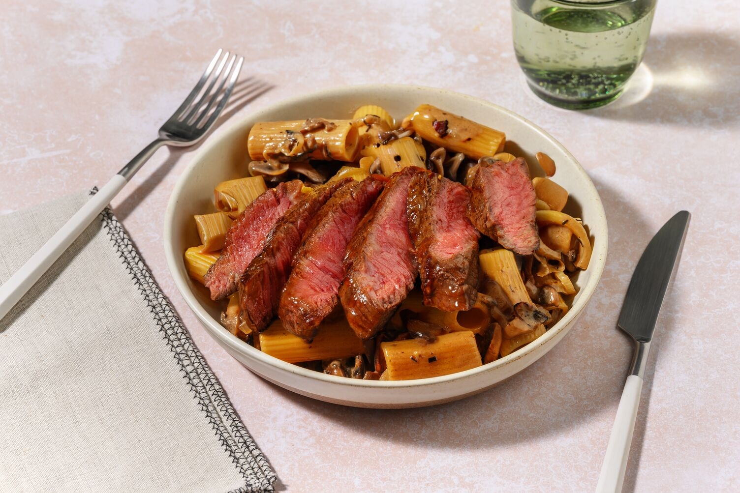 Tagliata de bœuf & rigatoni sauce forestière