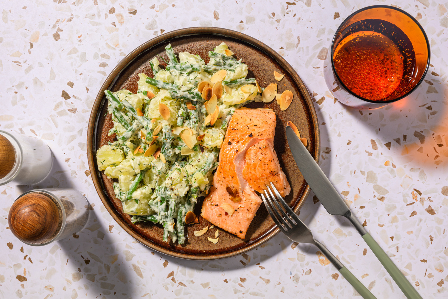 Zalm met aardappelsalade en amandelschaafsel