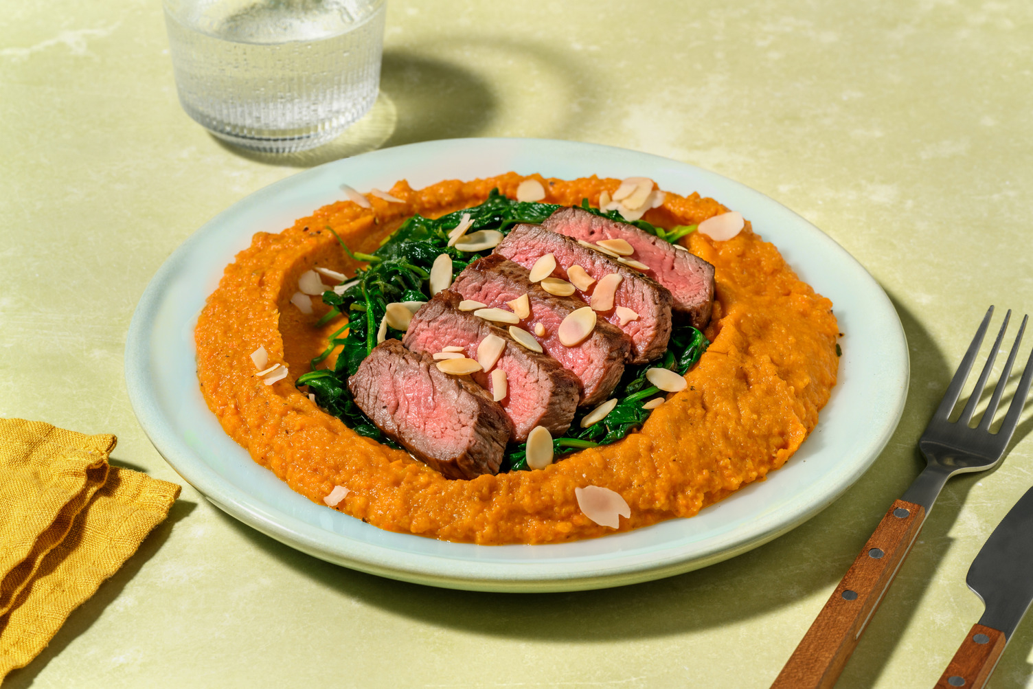 Steak de cerf à la meunière & purée de carotte-lentilles