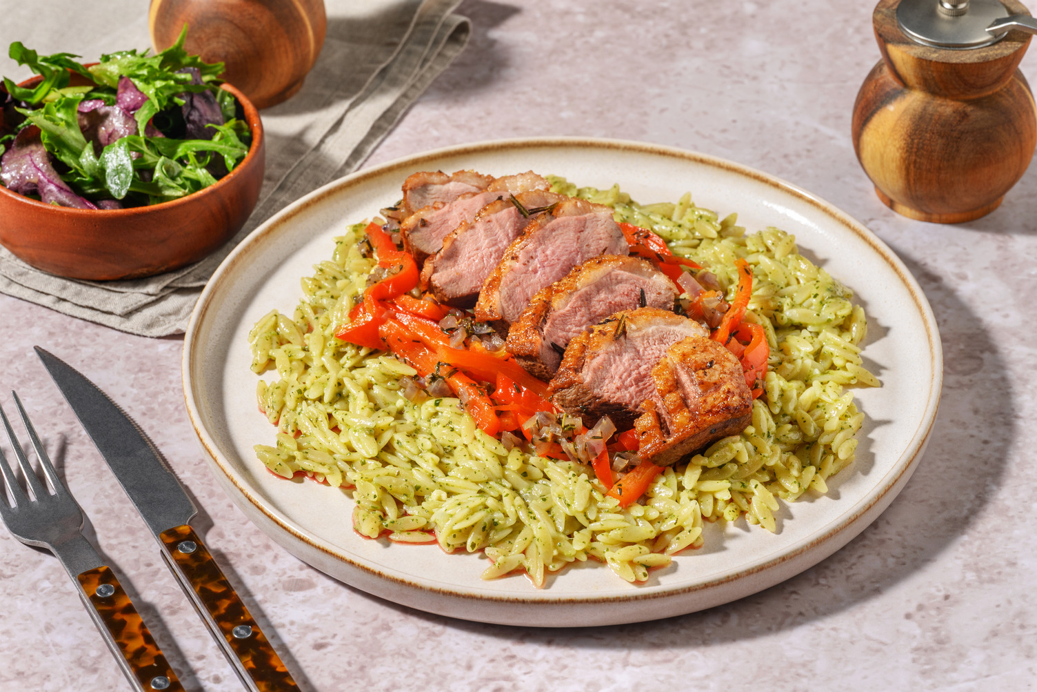 Filet de canard nappé de sauce pesto verde