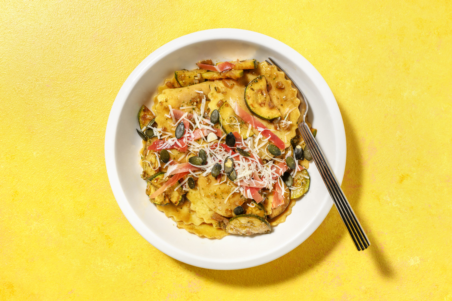 Ravioli tomate-mozza, jambon sec & pesto