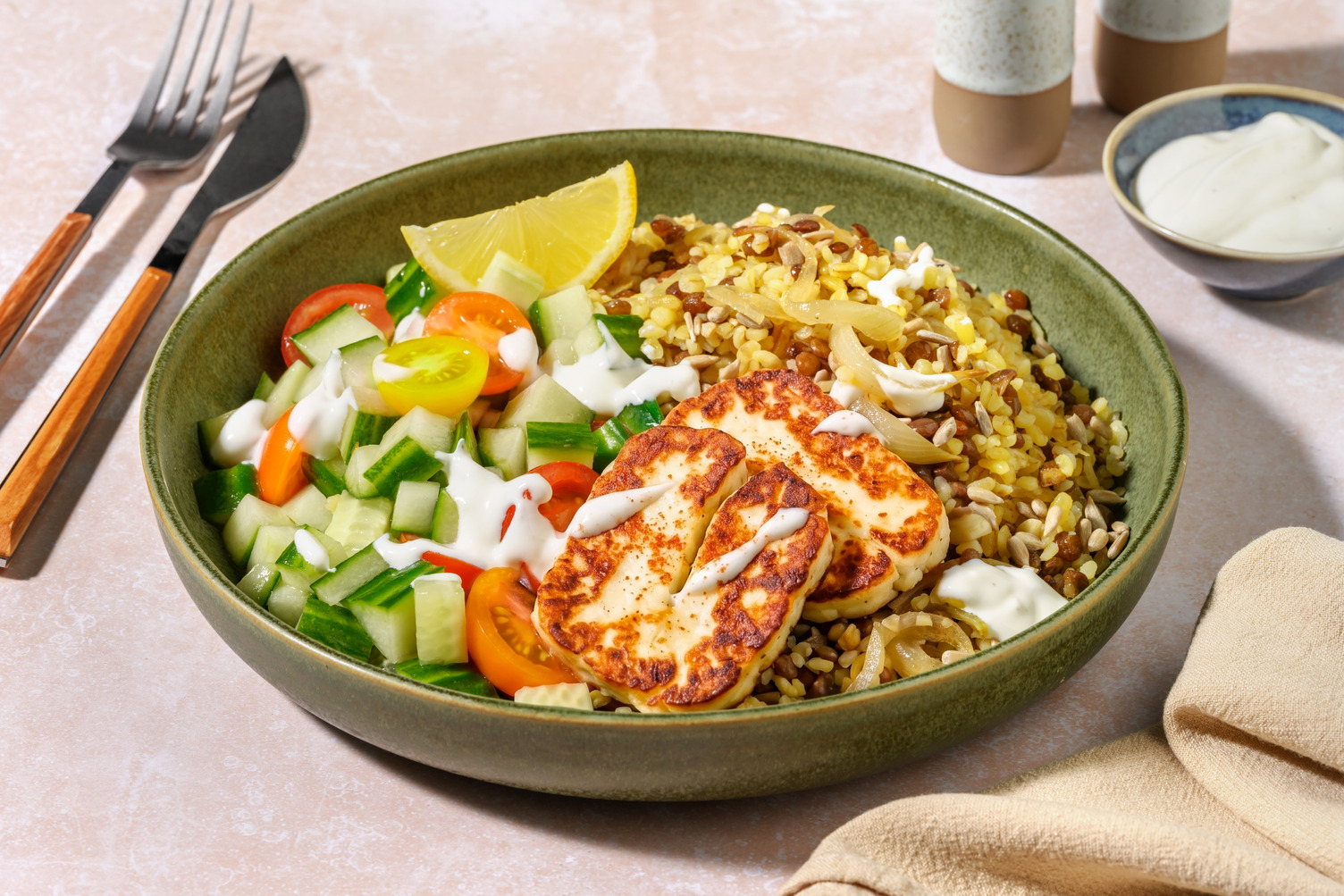 Harissakrydret halloumi på mujadara-salat