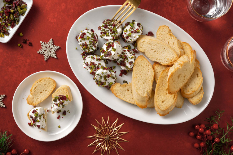 Pistacie- og tranebærpaneret gedeost