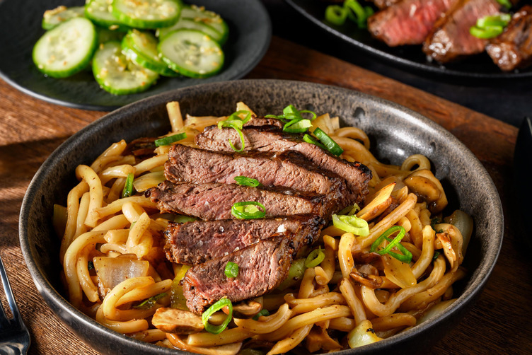 Stekte 'yaki udon'-nudler og biff
