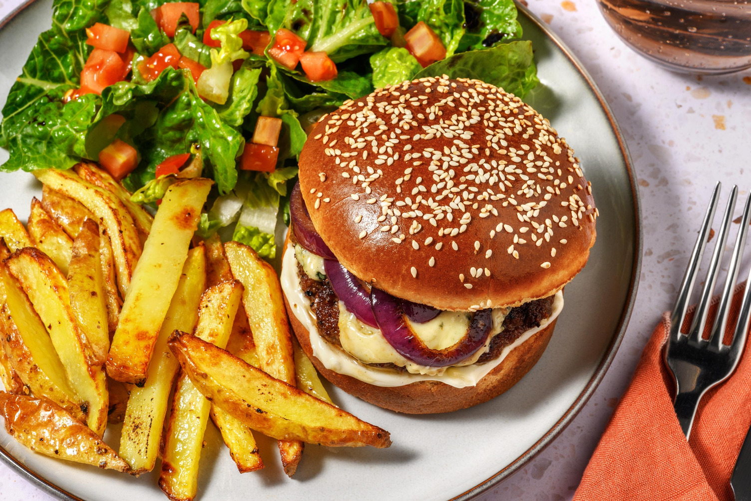 Burger met blauwe kaas en gekaramelliseerde ui