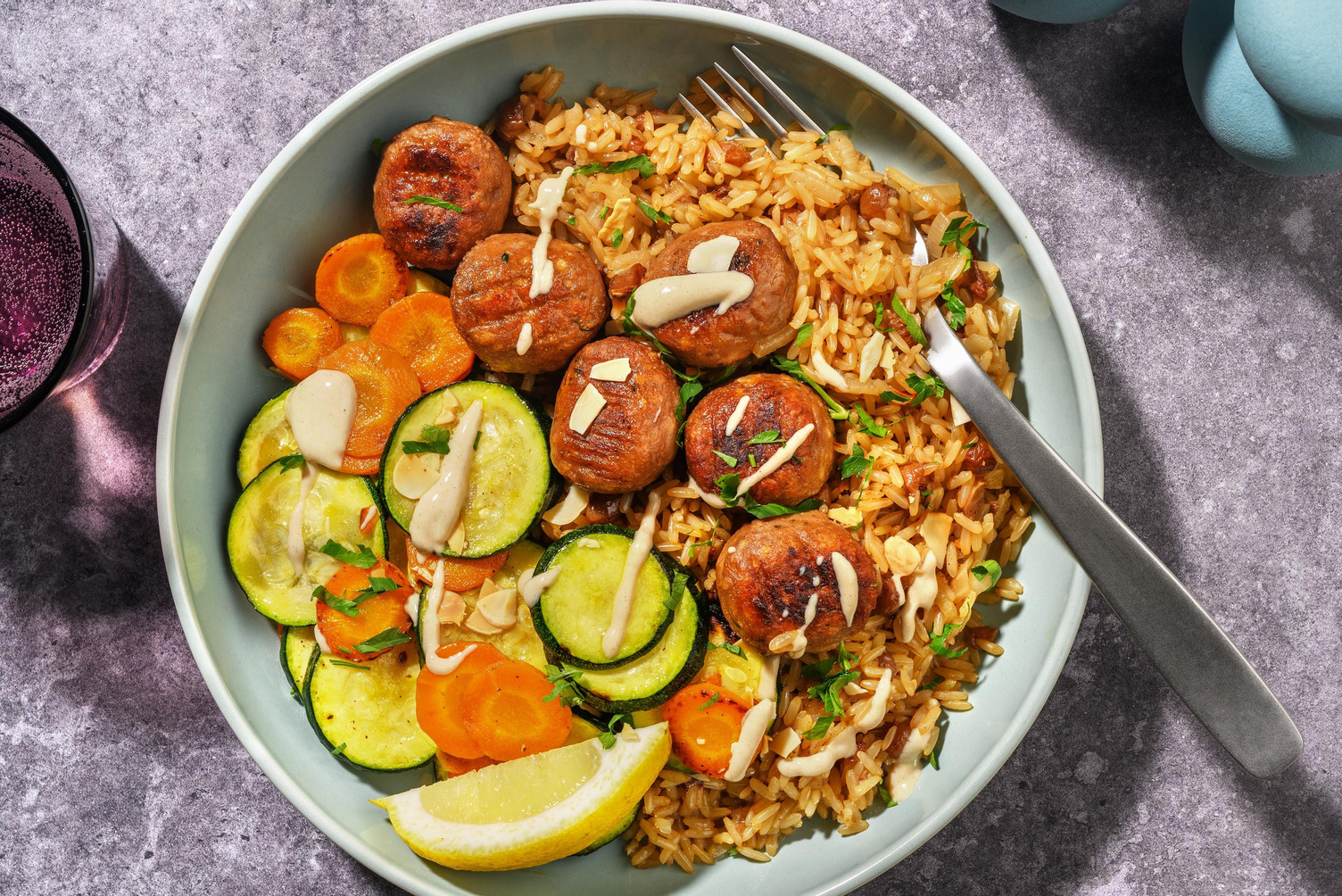 Hertengehaktballetjes in tahinsaus met amandelschaafsel