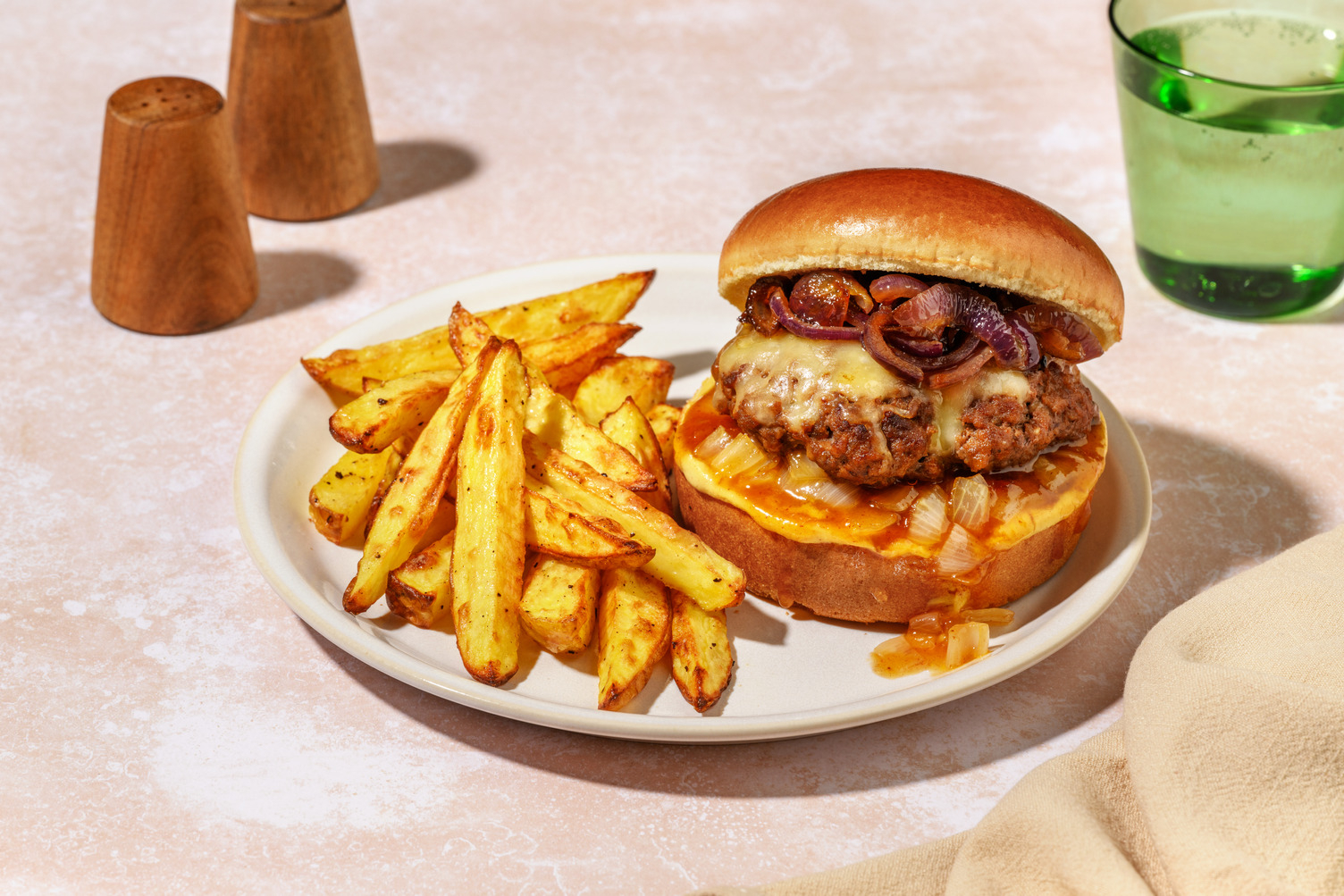 Burger de bœuf, chutney d'oignon & gouda