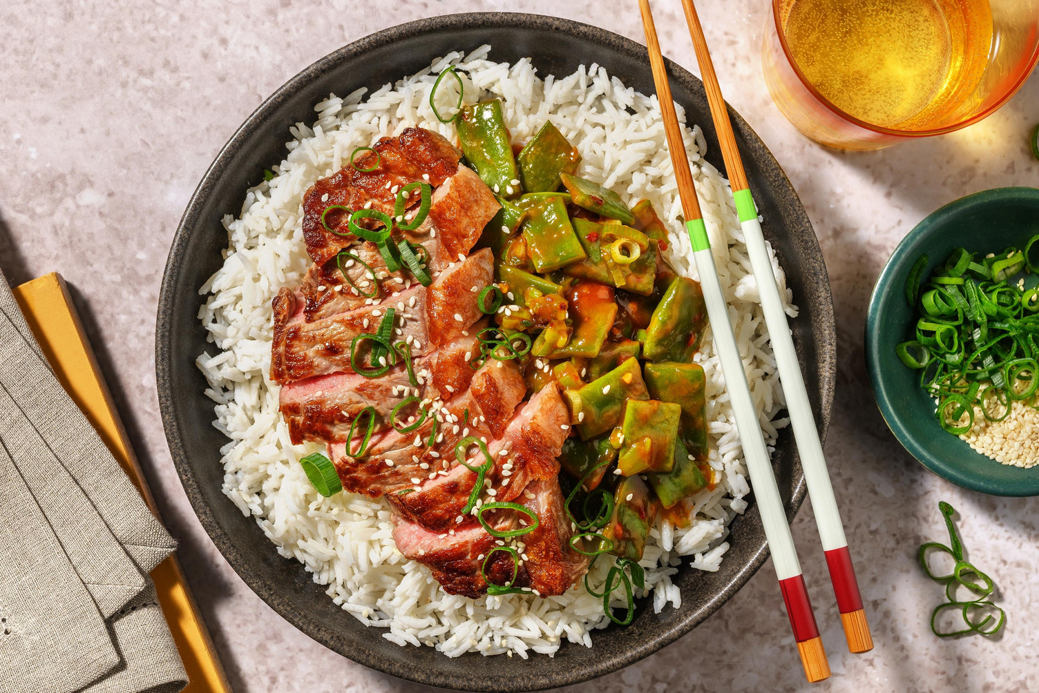 Tagliata di scamone e taccole alla thai