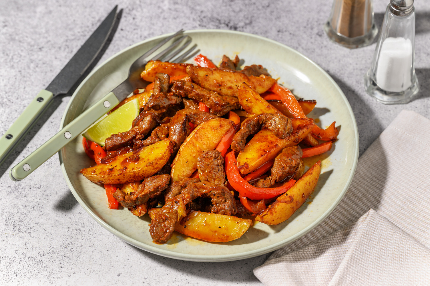 Lomo saltado - manzo e peperoni alla peruviana