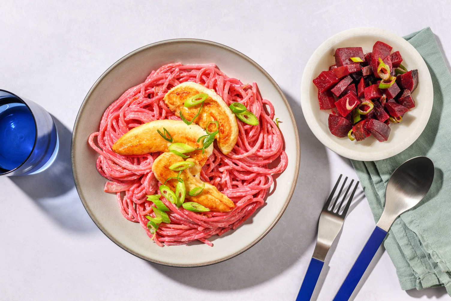 Pink Pasta mit doppelt Hähnchen und roter Beete 