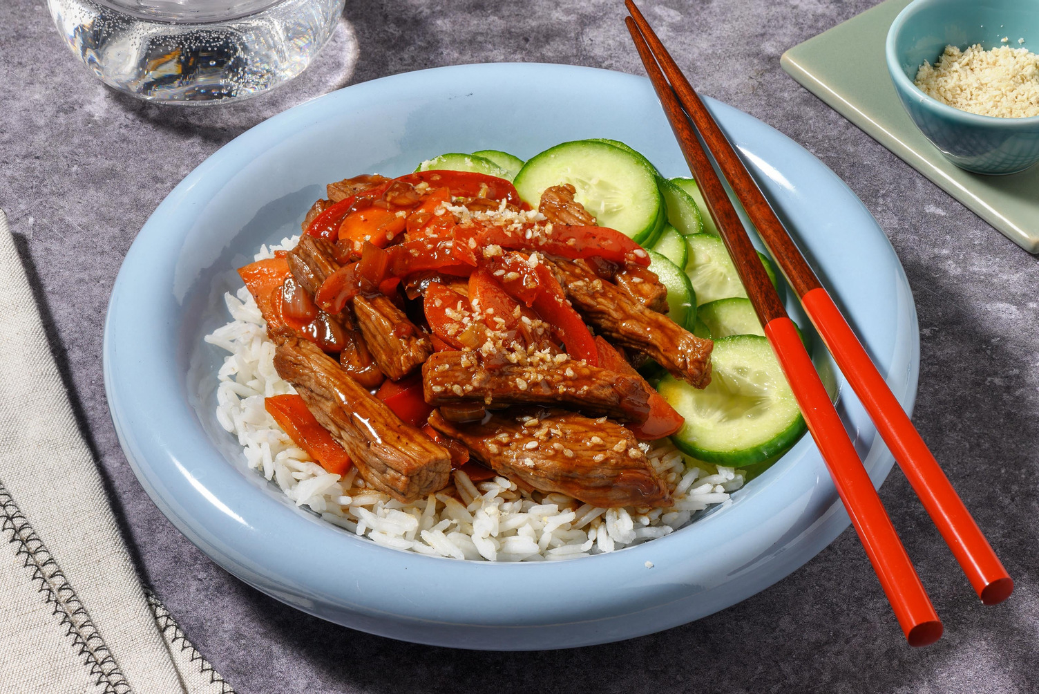 Émincés de bœuf en sauce à l'ail noir et gomasio