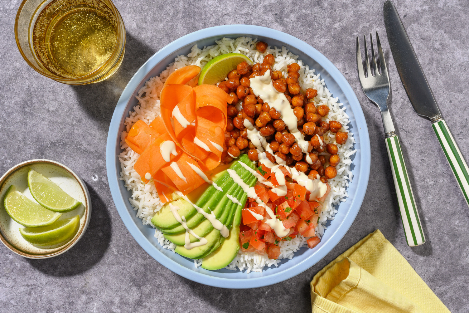 Buddha bowl di riso, ceci aromatici e avocado