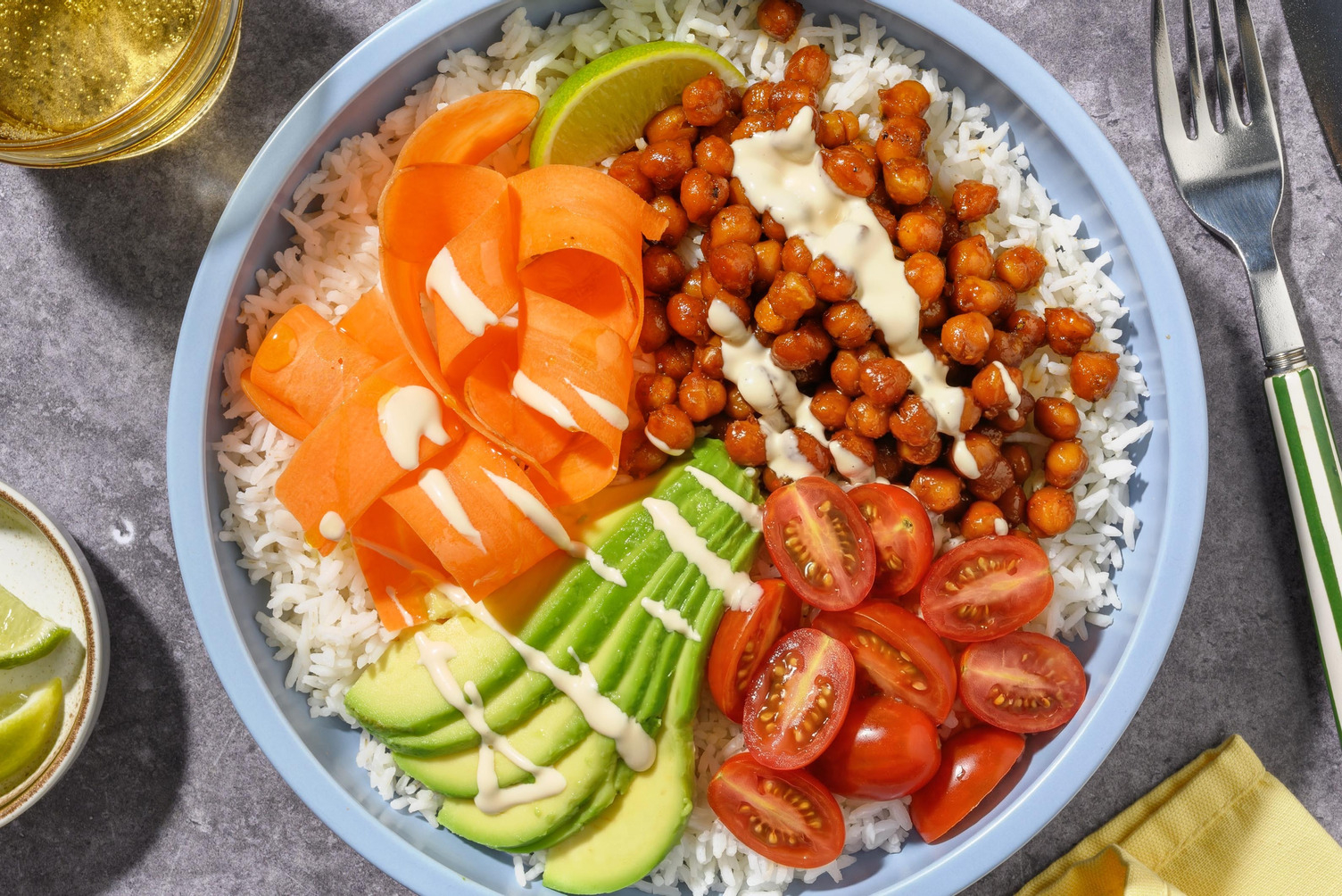 Buddha bowl di riso, ceci aromatici e avocado