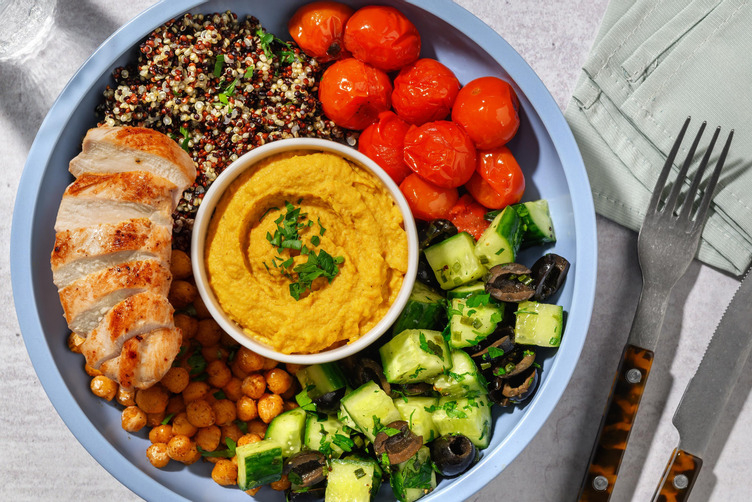 Quinoa-Bowl mit Karotten-Hummus und extra Bio-Hähnchenbrust