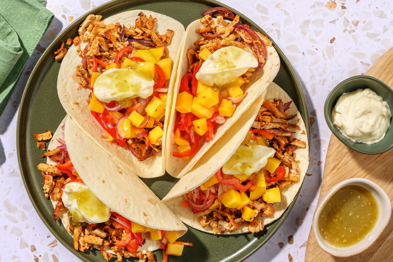 Tacos mit Bio-Schweinefleisch dazu Mango-Salsa