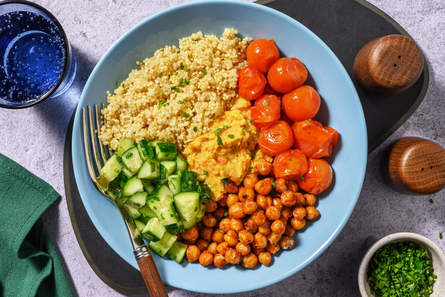 Quinoa-Bowl mit Karotten-Hummus 