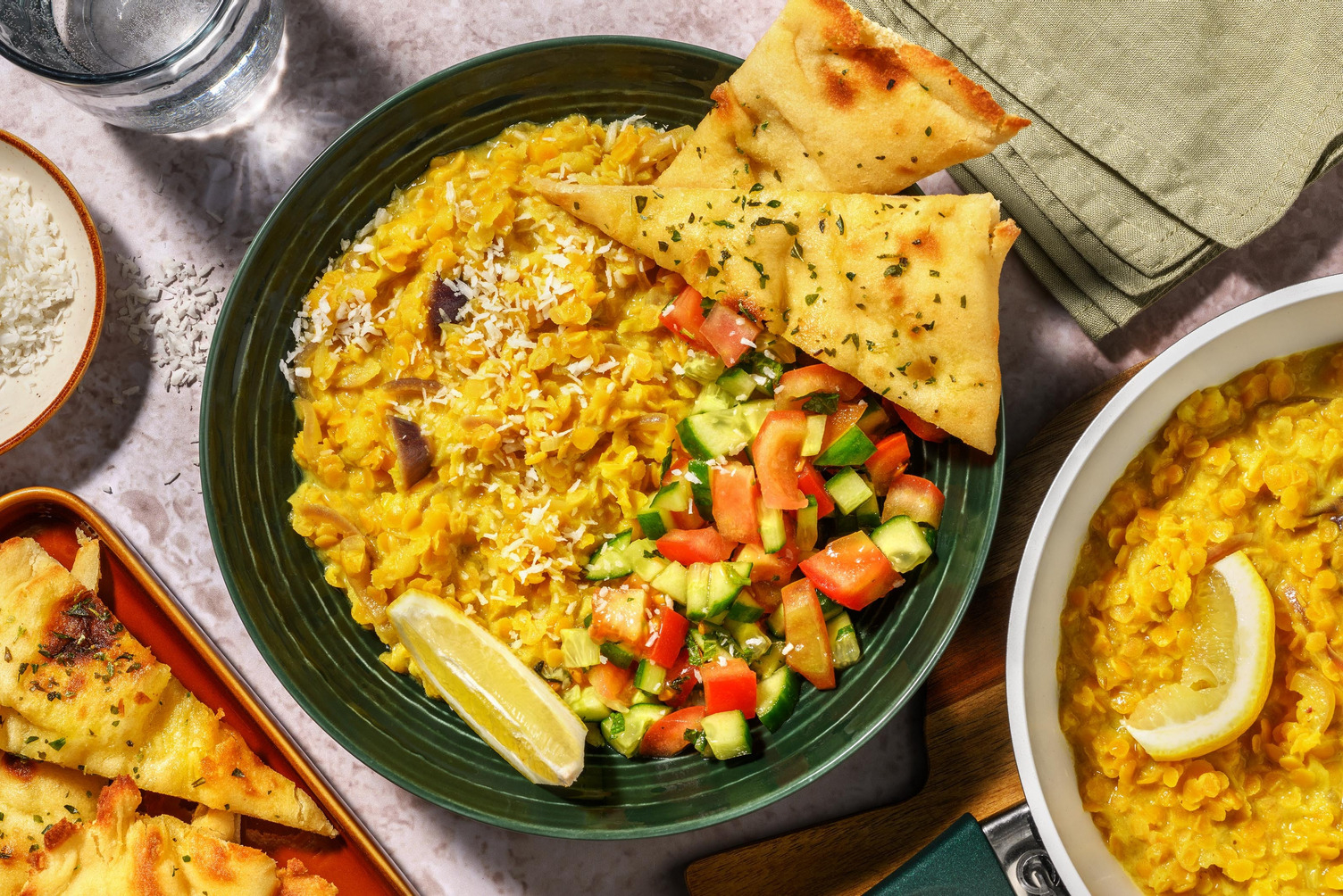 Dahl met naanbrood en salsa