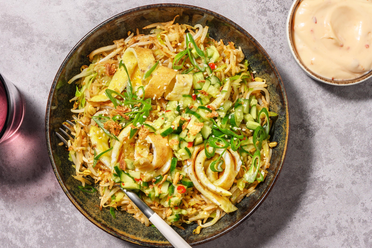 Riz sauté avec omelette et mayonnaise au piment doux