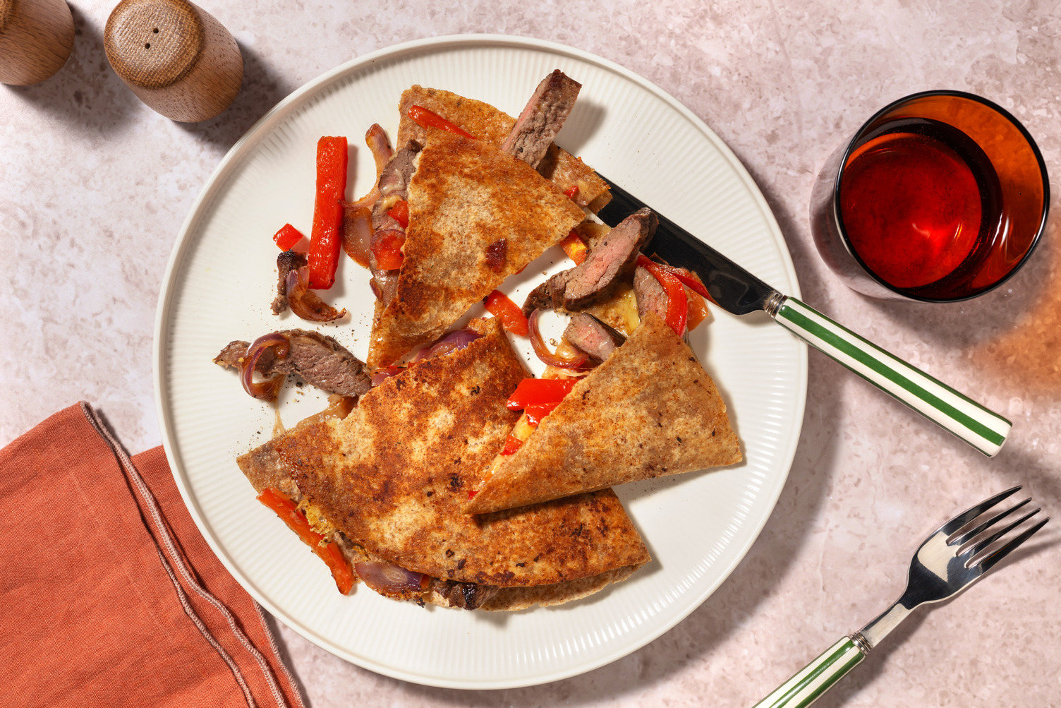 Quesadilla integrale ripiena di manzo e peperoni