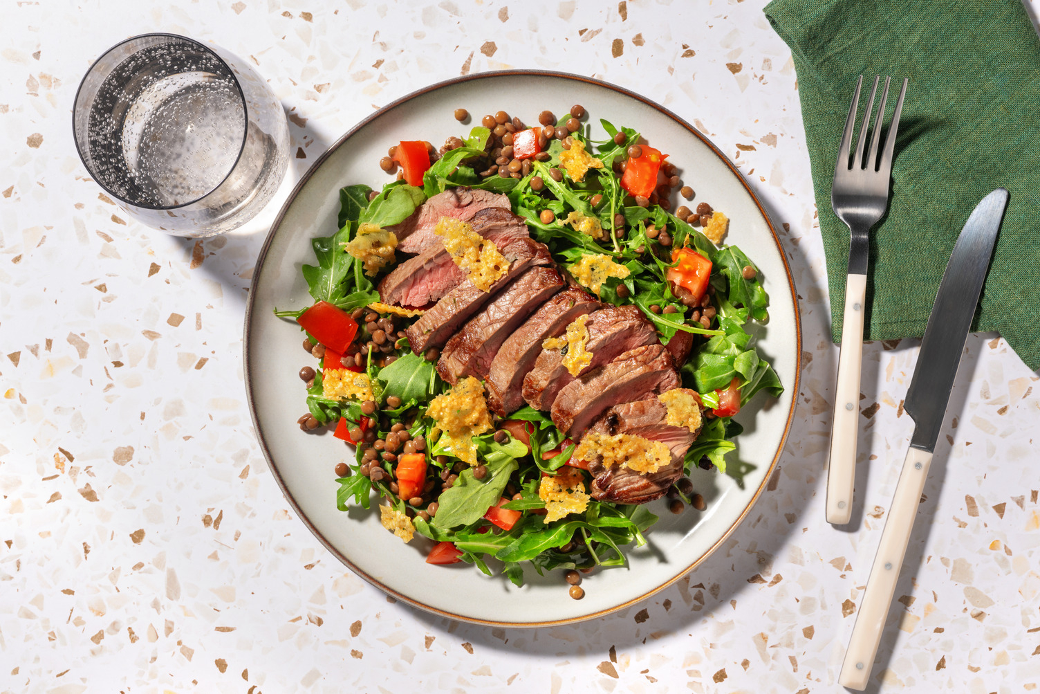 Scamone di manzo su insalata tiepida di lenticchie