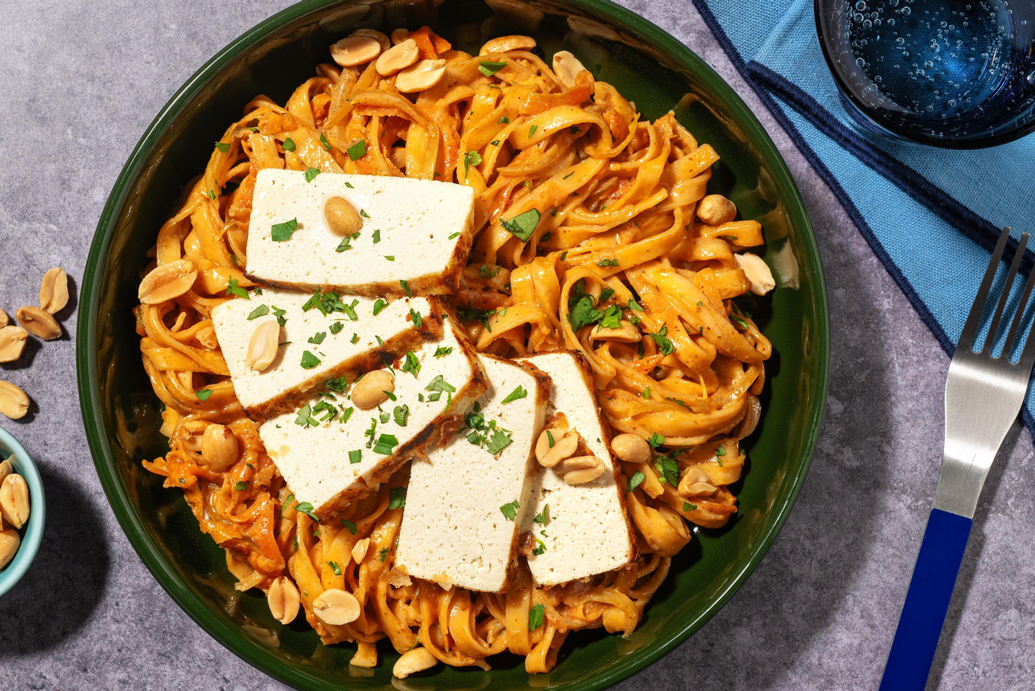 Scharfe Sambal Badjak Nudeln mit Sweet-Chili-Tofu
