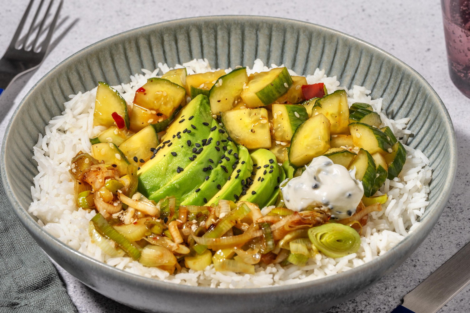 Asiatische Avocado Bowl mit würzigem Porree