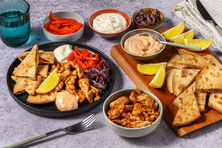 Gyros scomposto di pollo alla paprika e pita