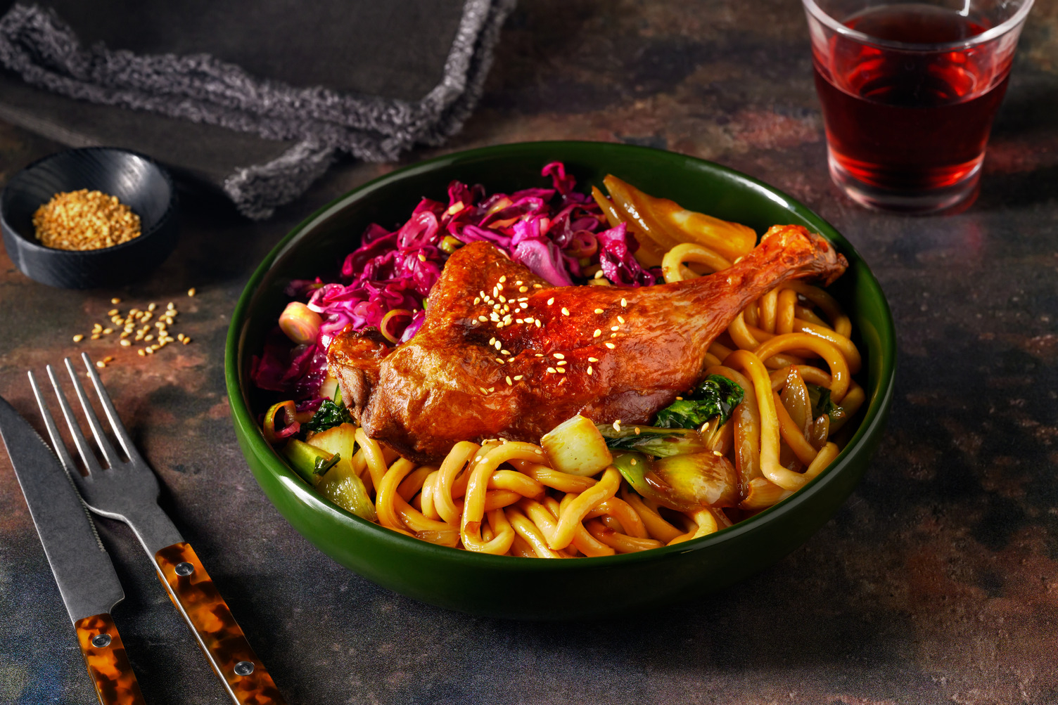 Kinesisk confiteret andelår og friske udonnudler