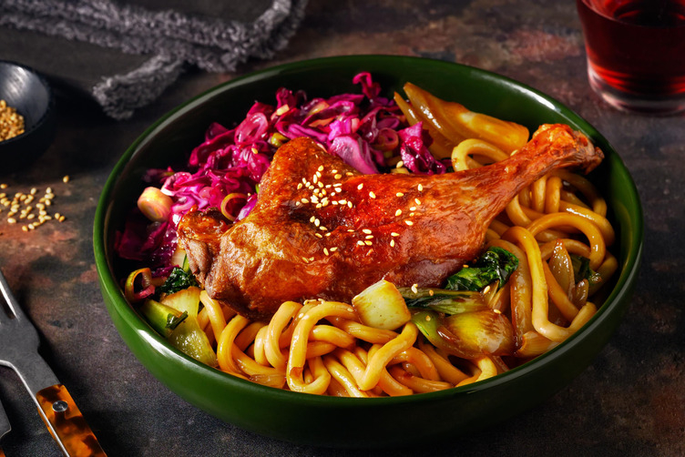 Confiteret andelår og friske udonnudler