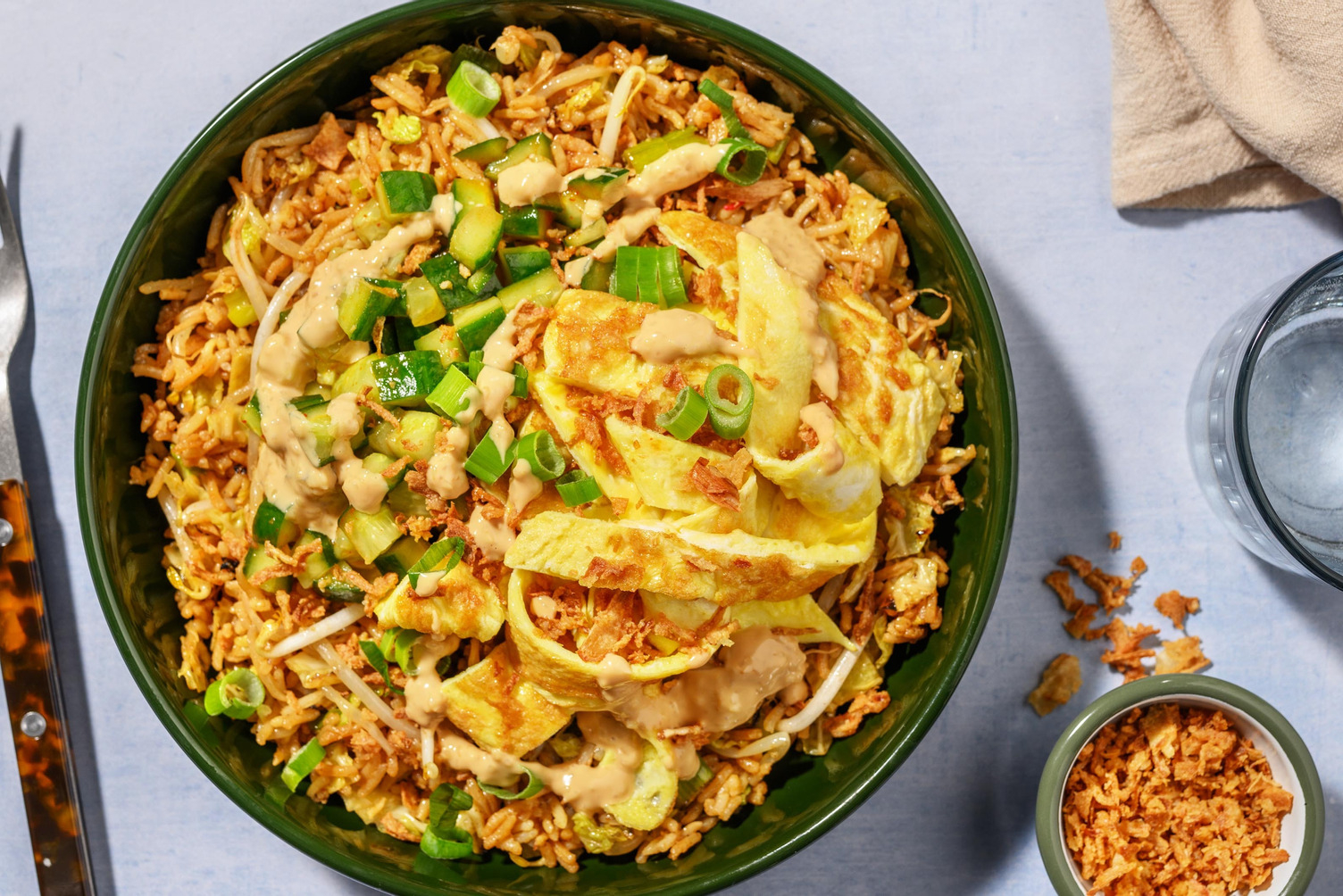 Gebakken rijst met omelet en sesam-chilimayonaise