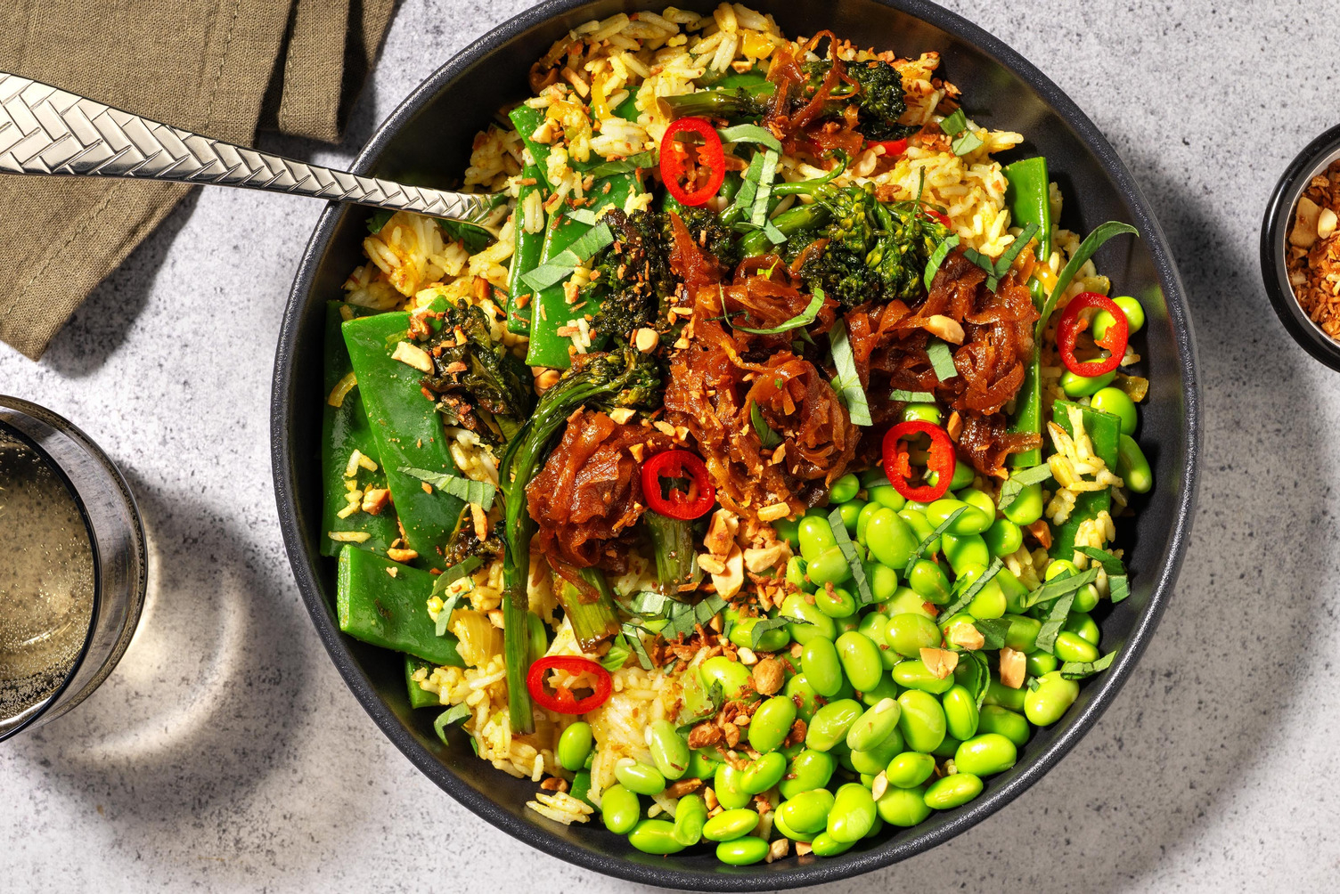 Gele rijstpilav met broccolini, sojabonen en Thais basilicum