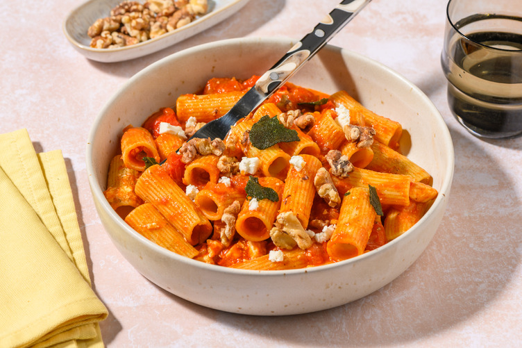Romige rigatoni met geitenkaas en gebakken salie