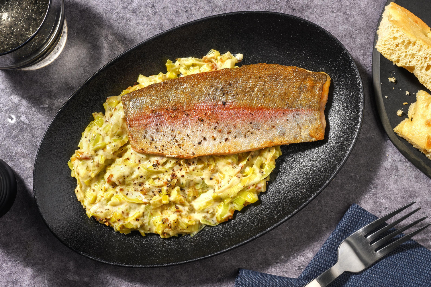 Filetto di trota salmonata su porri cremosi