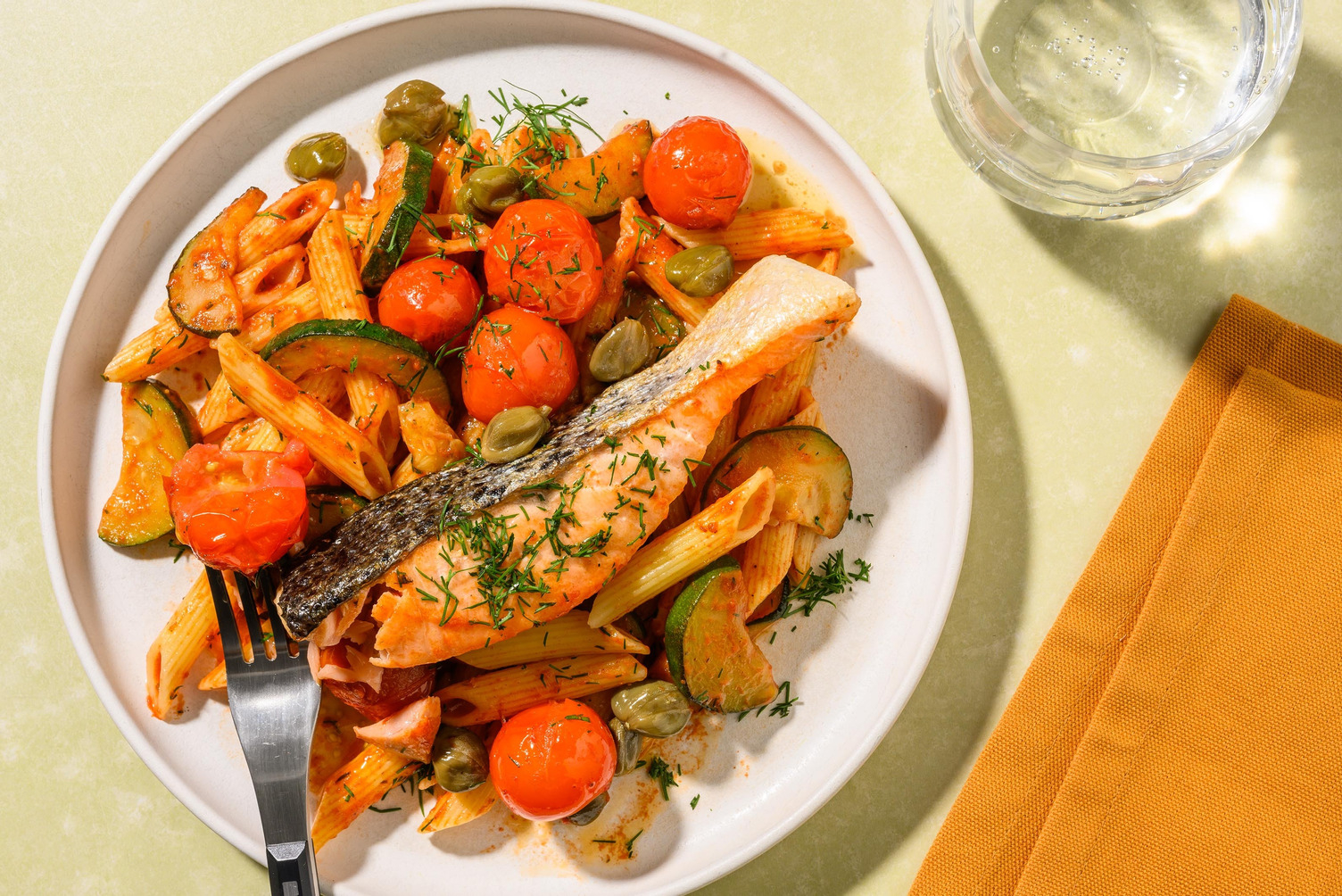 Zalmfilet in citroen-botersaus met kappertjes en dille