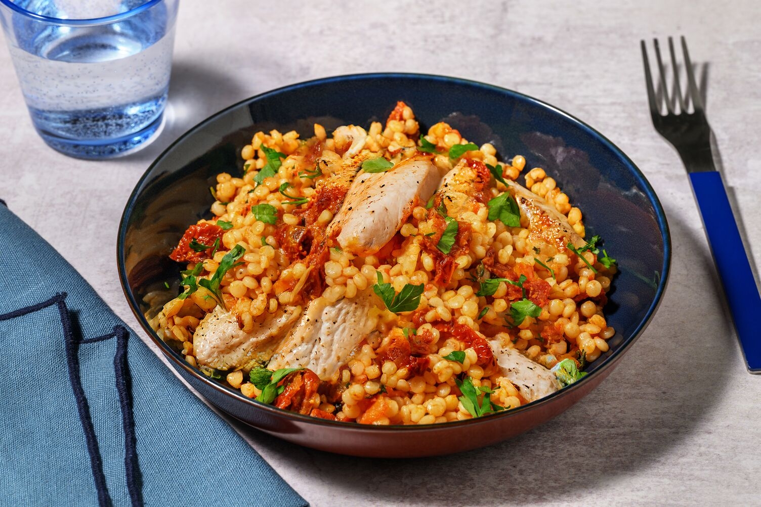 One Pot: Perlencouscous mit Bio-Hähnchen