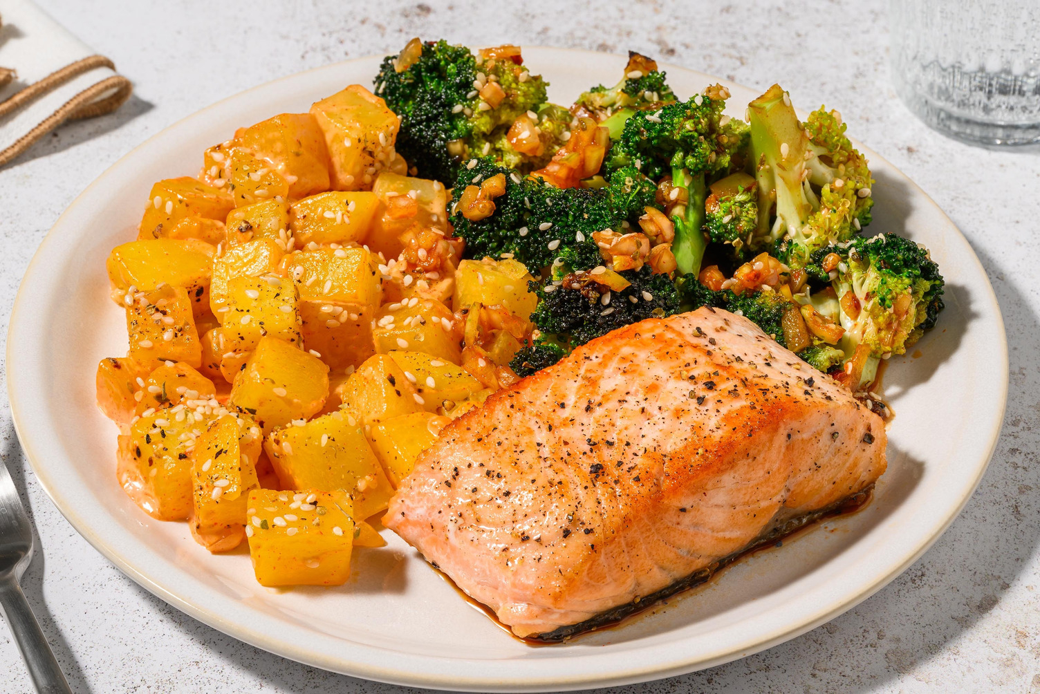 Zalmfilet met geroerbakte broccoli