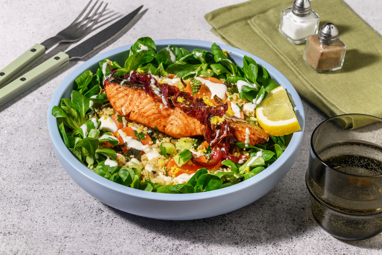 Sticky zalm met citroendressing en verse kruiden