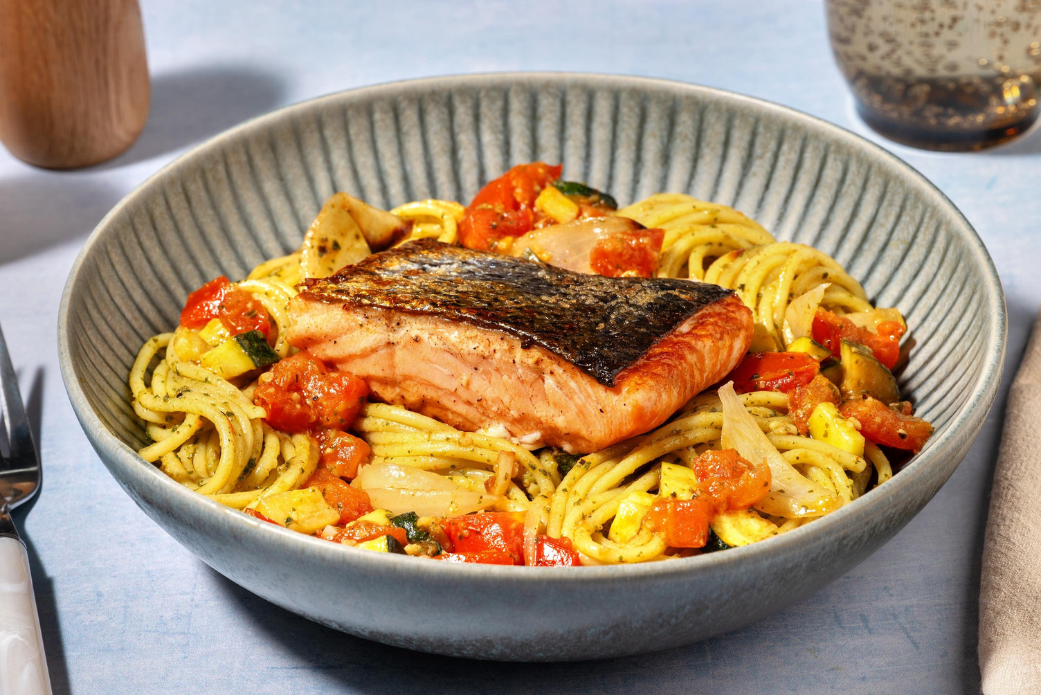 Geglaceerde zalmfilet met pesto alla genovese en spaghetti