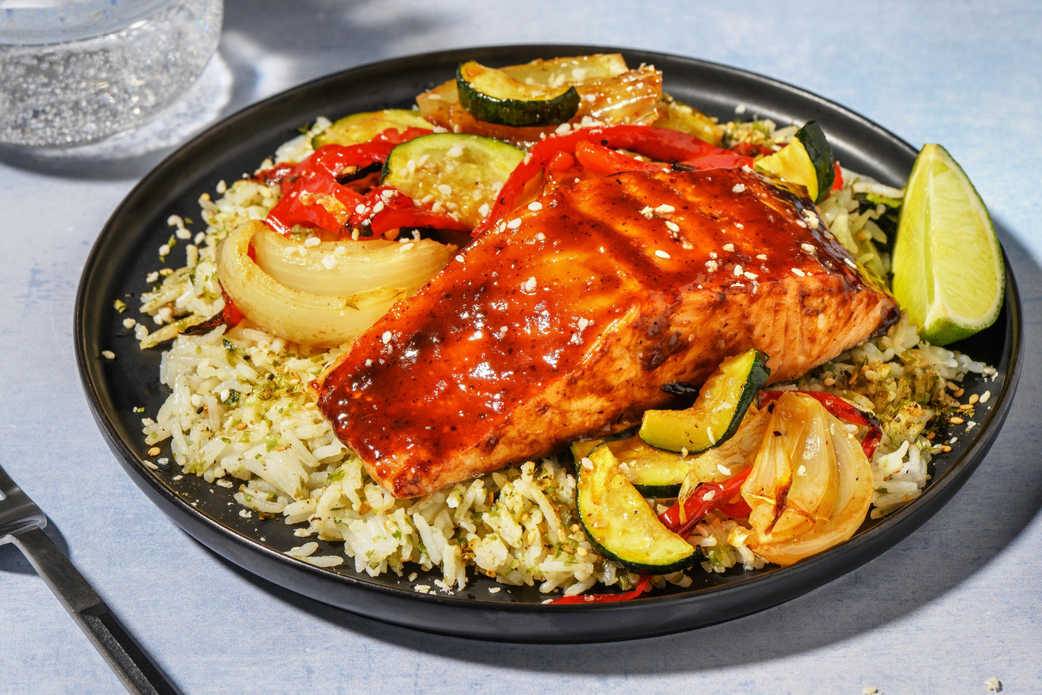 Hoisinzalm met sticky soja-groenten