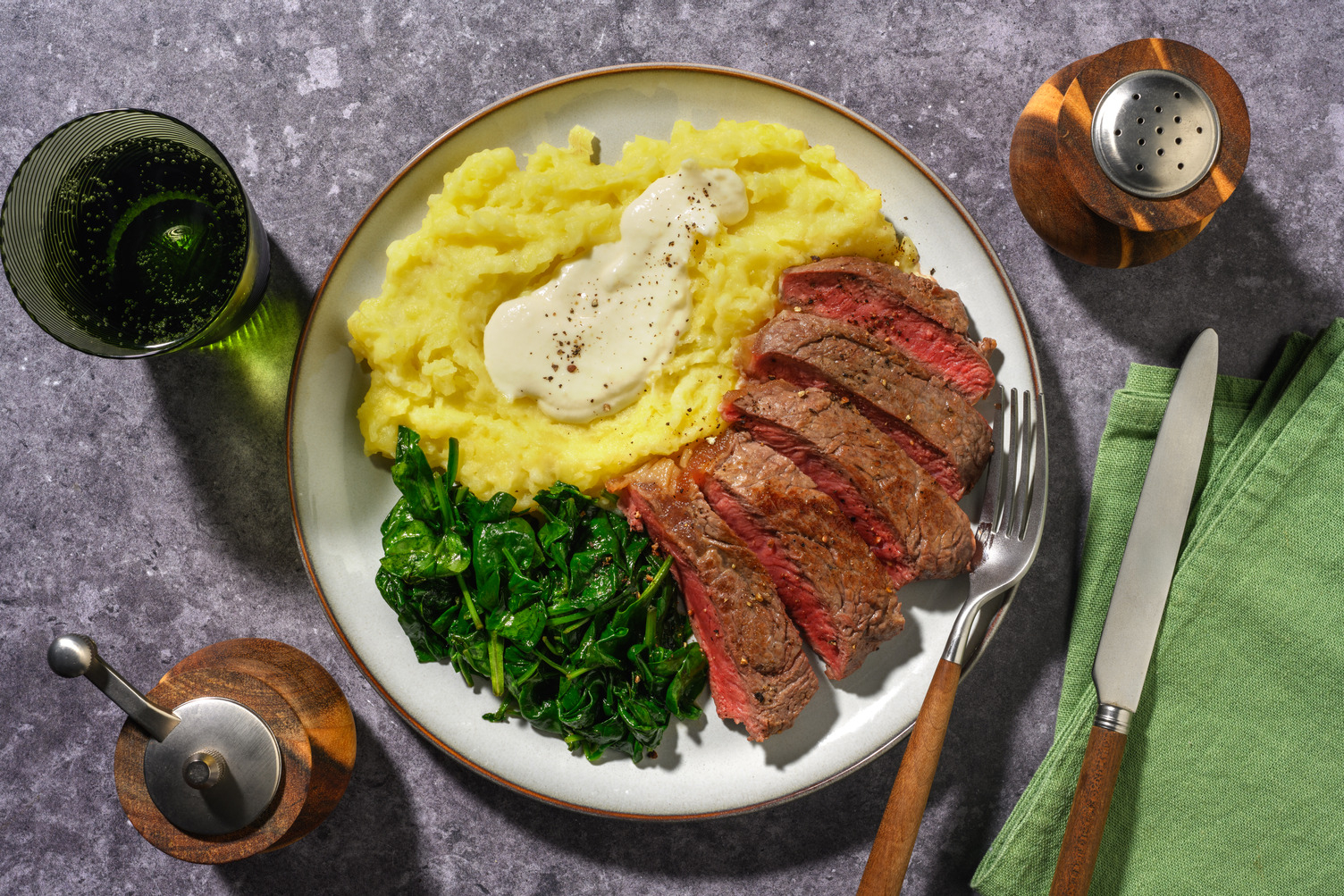 Fettine di scamone e purè in salsa alla francese